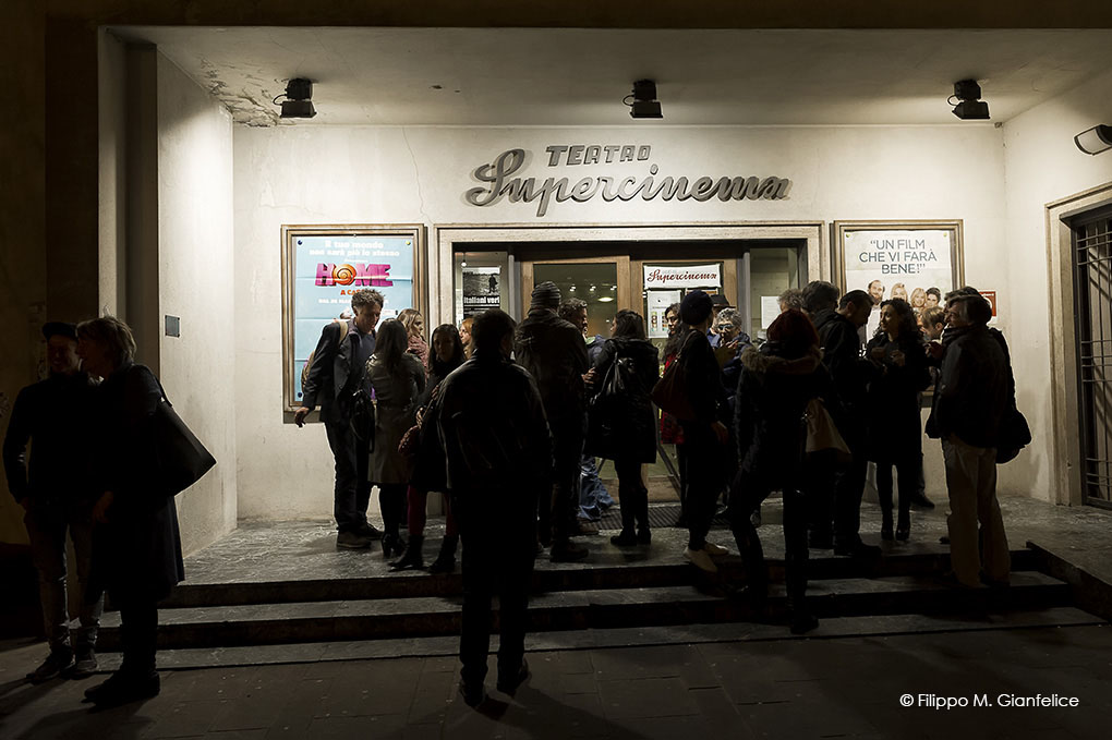 pubblico all'ingresso in attesa di entrare