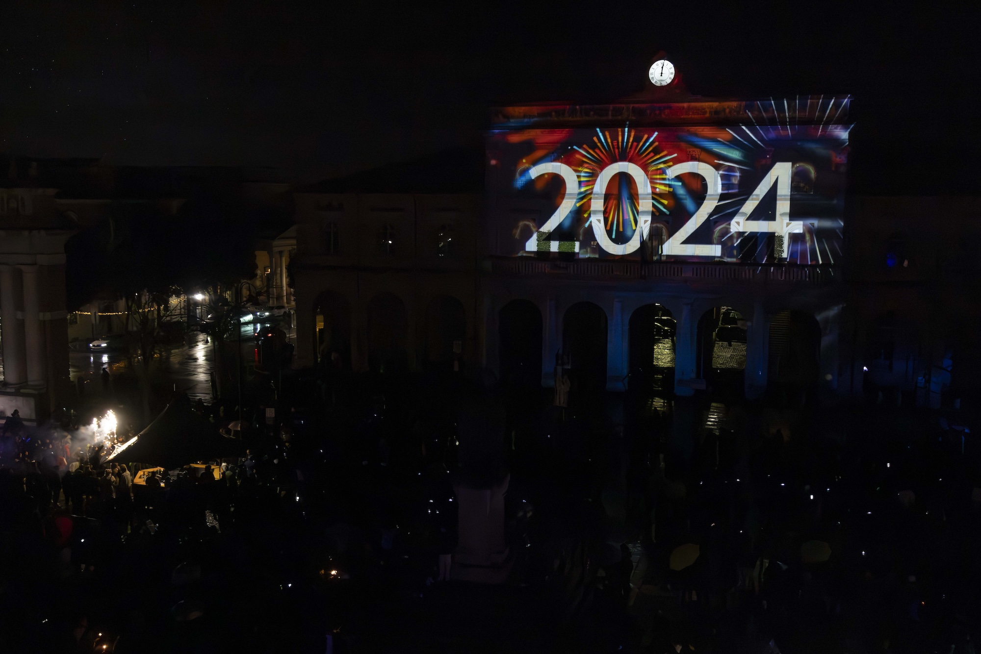 facciata con proiezione del 2024